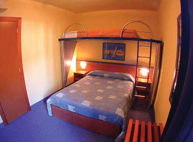 Wingate By Wyndham Lagrange Hotel Екстериор снимка